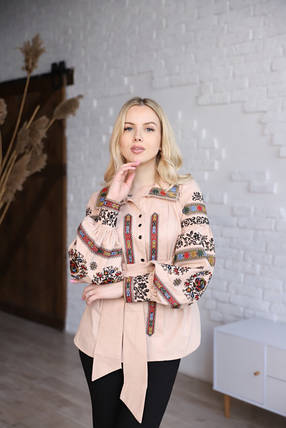 Жіноча бежева вишиванка з коміром і паском та багатобарвною вишивкою хрестиком, фото 2