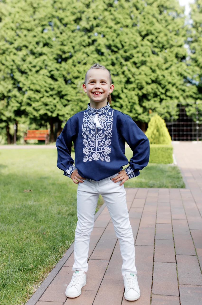 Вишиванка для хлопчика темно синя льон з білою вишивкою квітковий орнамент довгий рукав розміри 92-152