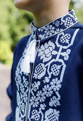 Вишиванка для хлопчика темно синя льон з білою вишивкою квітковий орнамент довгий рукав розміри 92-152, фото 2