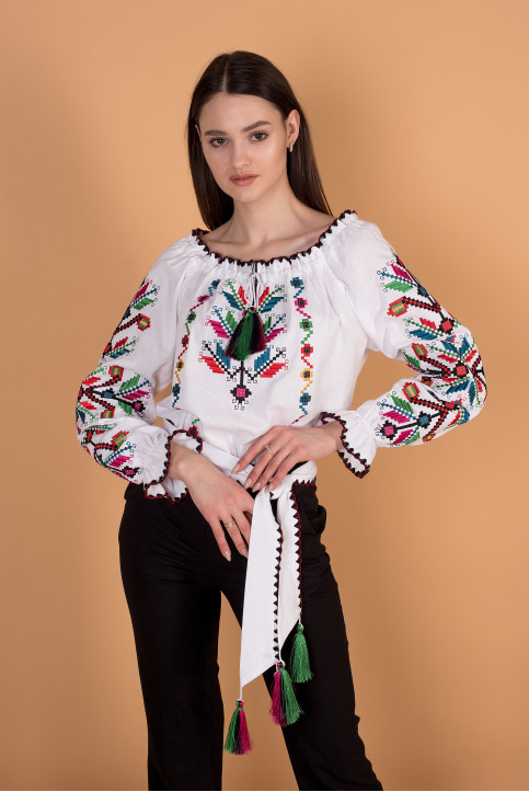 Жіночі вишиванки з орнаментом біла з малиново-зеленим, Дизайнерські вишиванки Ошатна жіноча вишиванка з поясом