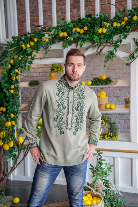 Чоловіча вишиванка оливкова з зеленою вишивкою з дубовим листям і жолудями етно стиль