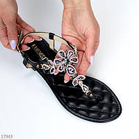 Черные женские босоножки через палец с декором, сандали с сразами и камушками