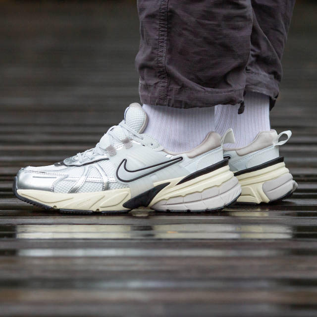 Чоловічі кросівки Nike V2K Run Summit White Metallic Silver