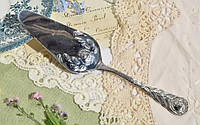 Чудова лопатка для різних десертів, виконана у флористичному дизайні Hildesheimer Rose (Хільдісхаймської Рози)