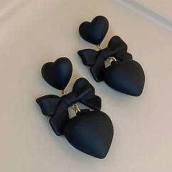 Сережки-підвіски Серце з бантом чорні ВК049