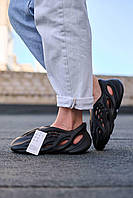 Жіноче дуже стильне літнє легке взуття Adidas Yeezy Foam Runner Black, чорні якісні