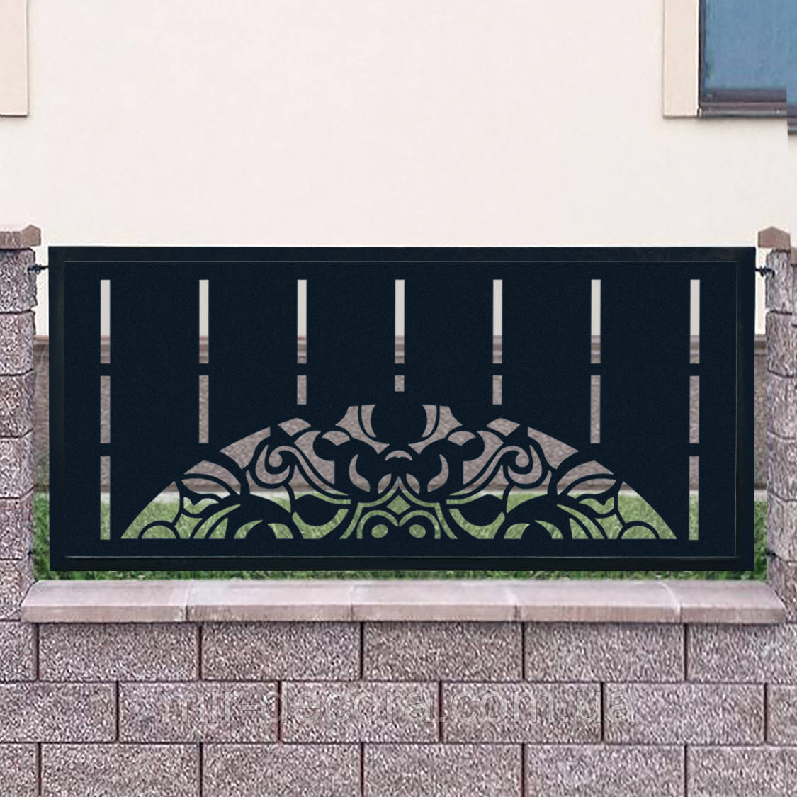 Паркан металевий із декоративними візерунками та дизайном