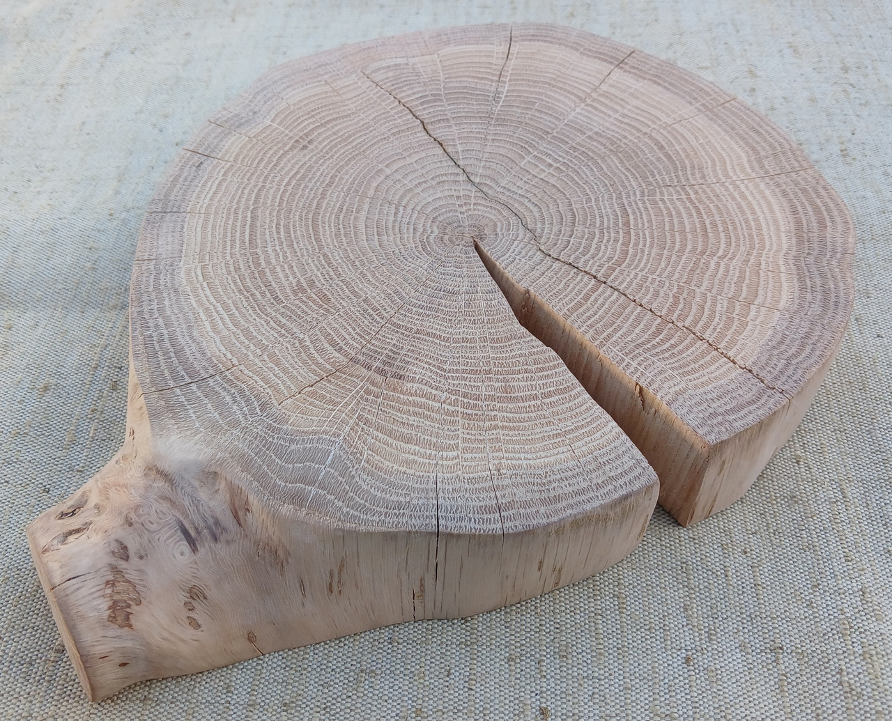 Зріз дуба, для декору вашої кухні, шліфований з двох боків d27х22см. Товщ 4см.