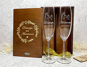 Весільні келихи для молодого та нареченої з гравіюванням у подарунковій коробці із золотим покриттям гравіювання