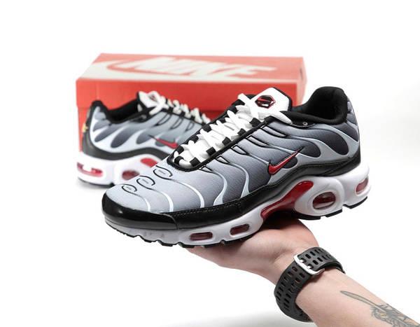 Nike tn grey red hot sale