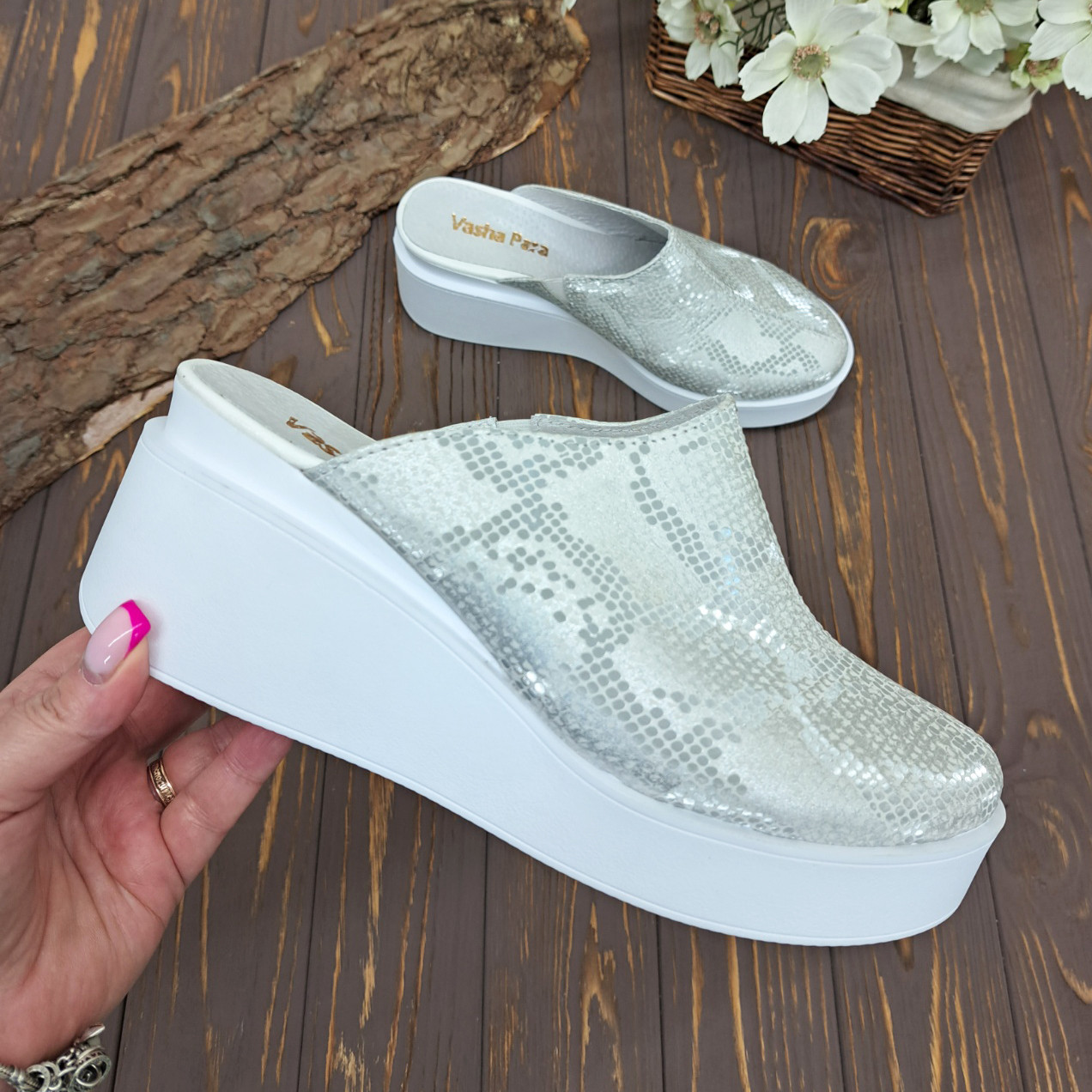 Жіночі сабо на невисокій платформі з натуральної шкіри з тисненням пітон. 39 розмір, фото 1