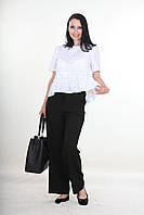 Блуза жіноча літня з коротким рукавом білого кольору, в романтичному стилі з підрізом і баскою 46