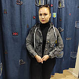 Жіноча джинсова куртка коротка капюшон, фото 2