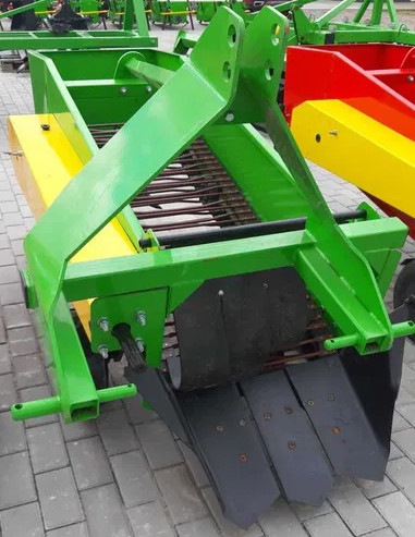 Однорядна транспортерна картоплекопалка Бомет тракторна з боковим викидом картоплі (прямозуба конічна передача), фото 1