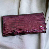 Женский кожаный кошелек лаковый фиолетовый на магните 19*9.5 см