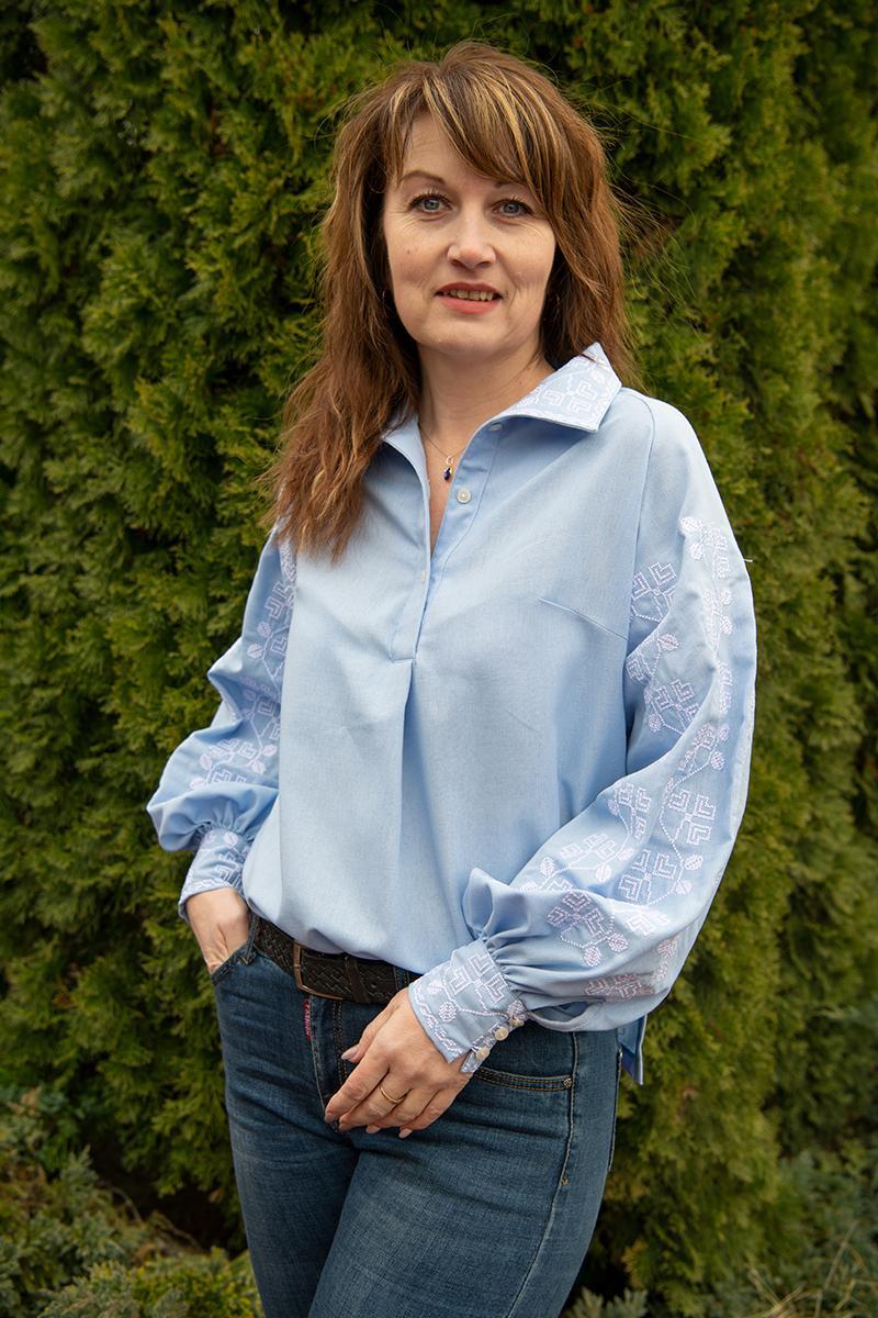 Блакитна жіноча вишиванка на ґудзиках з білою геометричною вишивкою на рукавах і комірі