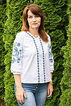 Біла жіноча блуза з синьою вишивкою птаха та квітів 3/4 рукав V-виріз домоткане полотно, фото 2
