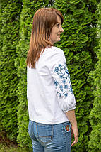 Біла жіноча блуза з синьою вишивкою птаха та квітів 3/4 рукав V-виріз домоткане полотно, фото 4