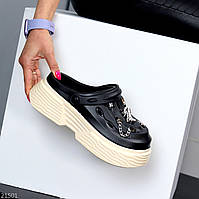 Круті легкі чорні шльопанці крокси з модним декором на бежевій підошві взуття жіноче