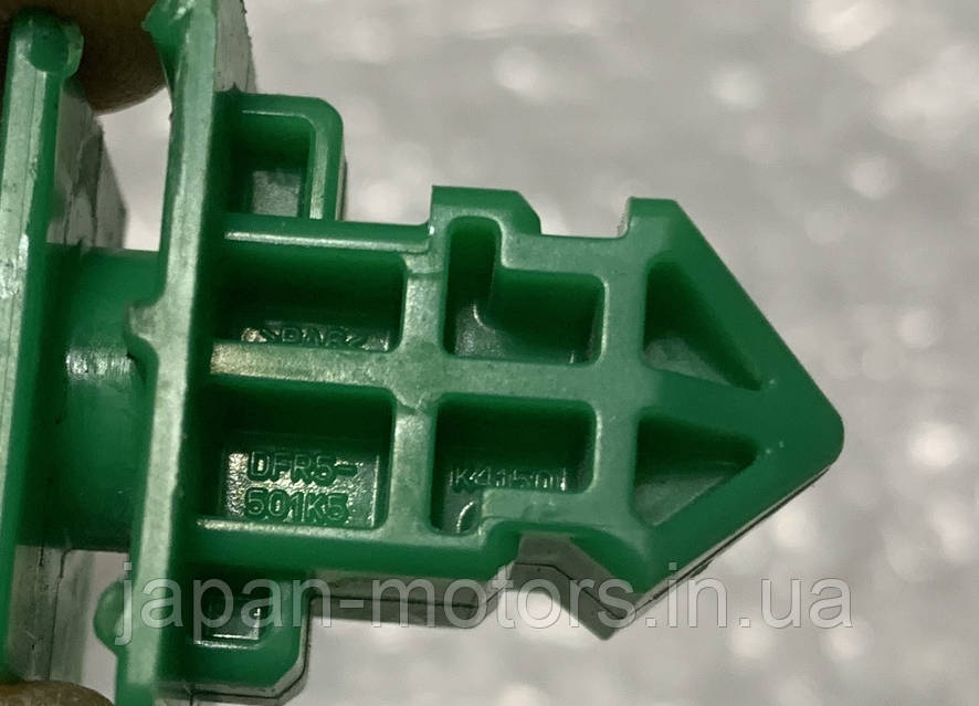 Кліпса решітки радіатора Mazda CX-30 2019- б/у Original DFR5501K5