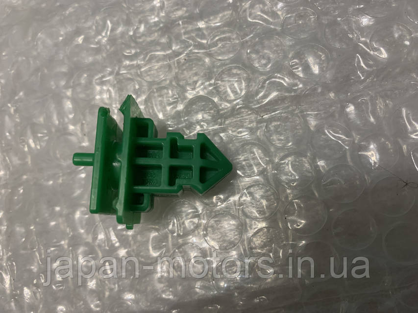 Кліпса решітки радіатора Mazda CX-30 2019- б/у Original DFR5501K5