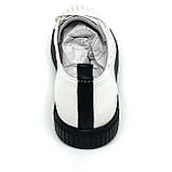 Жіночі шкіряні кеди білого кольору з чорною підошвою на шнурівці з перфорацією MIDA 230296(114) розмір 36, фото 6