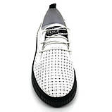 Жіночі шкіряні кеди білого кольору з чорною підошвою на шнурівці з перфорацією MIDA 230296(114) розмір 36, фото 3