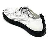 Жіночі шкіряні кеди білого кольору з чорною підошвою на шнурівці з перфорацією MIDA 230296(114) розмір 36, фото 5