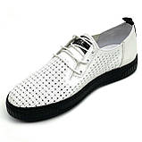 Жіночі шкіряні кеди білого кольору з чорною підошвою на шнурівці з перфорацією MIDA 230296(114) розмір 36, фото 8