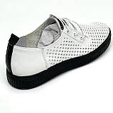 Жіночі шкіряні кеди білого кольору з чорною підошвою на шнурівці з перфорацією MIDA 230296(114) розмір 36, фото 7