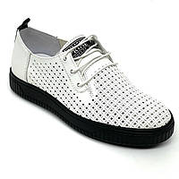 Жіночі шкіряні кеди білого кольору з чорною підошвою на шнурівці з перфорацією MIDA 230296(114) розмір 36