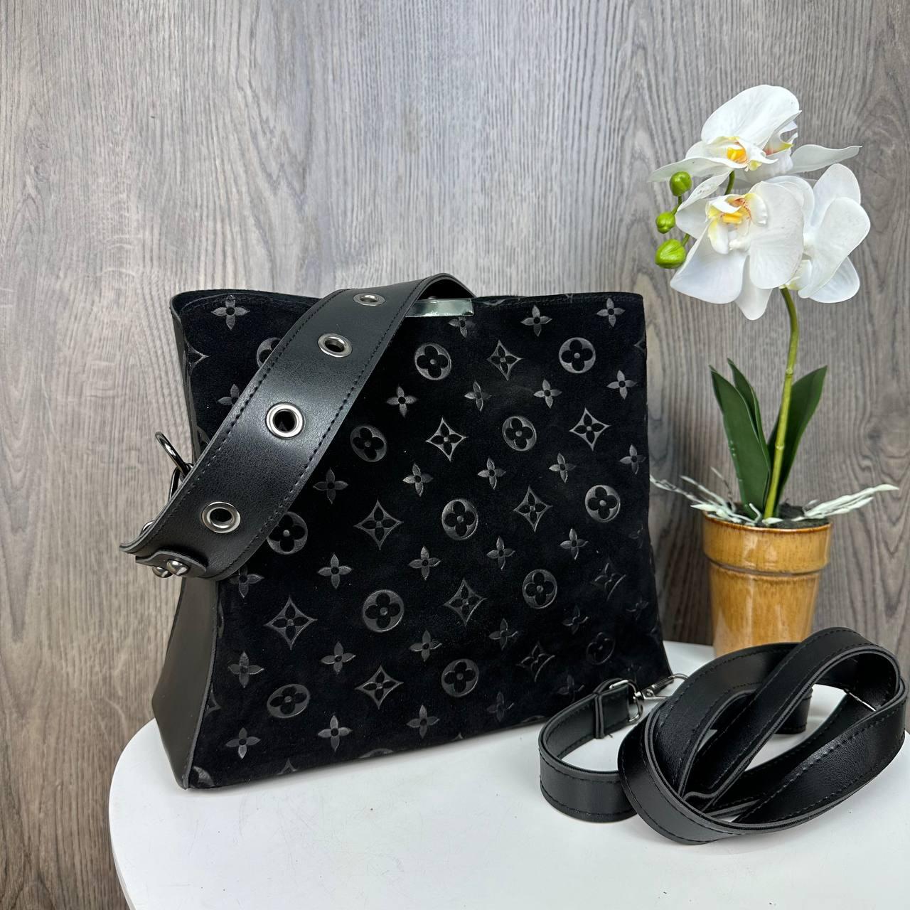 Замшевая женская сумка на плечо стиль Луи Витон, черная сумочка с тиснением из натуральной замши PRO_1099 - фото 1 - id-p2212871985