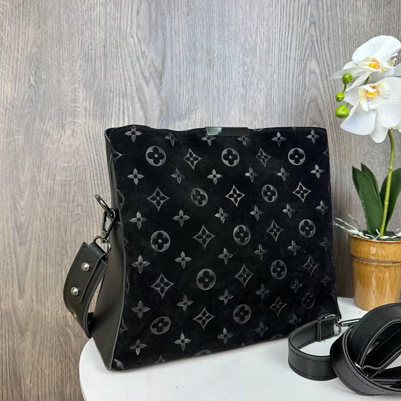 Замшевая женская сумка на плечо стиль Луи Витон, черная сумочка с тиснением из натуральной замши PRO_1099 - фото 8 - id-p2212871985