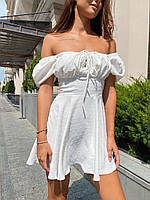 Нежное легкое платье с открытыми плечами белый