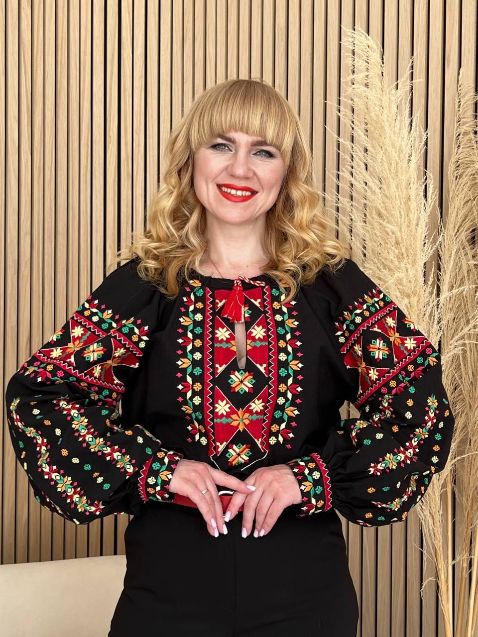 Вишита жіноча блуза чорна