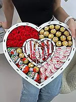 Вкусный подарочный набор из конфет kinder, Сердце из конфет с розами девушке Элитный подарок женщине из конфет №1076