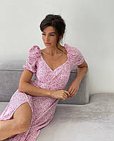 Красивое женственное платье приталенного силуэта с разрезом по ноге розовый