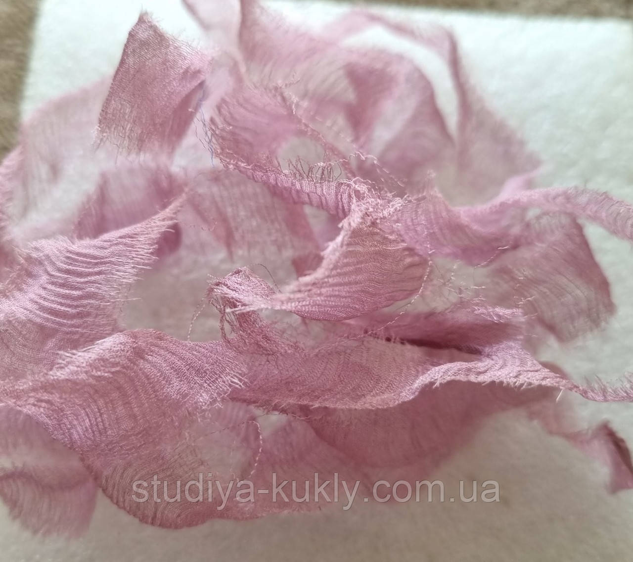 Тончайшая лента из натурального жатого шелка, цвет розовый пудровый. Ширина 2 см. Цена указана за 1.28 м - фото 2 - id-p2213408646