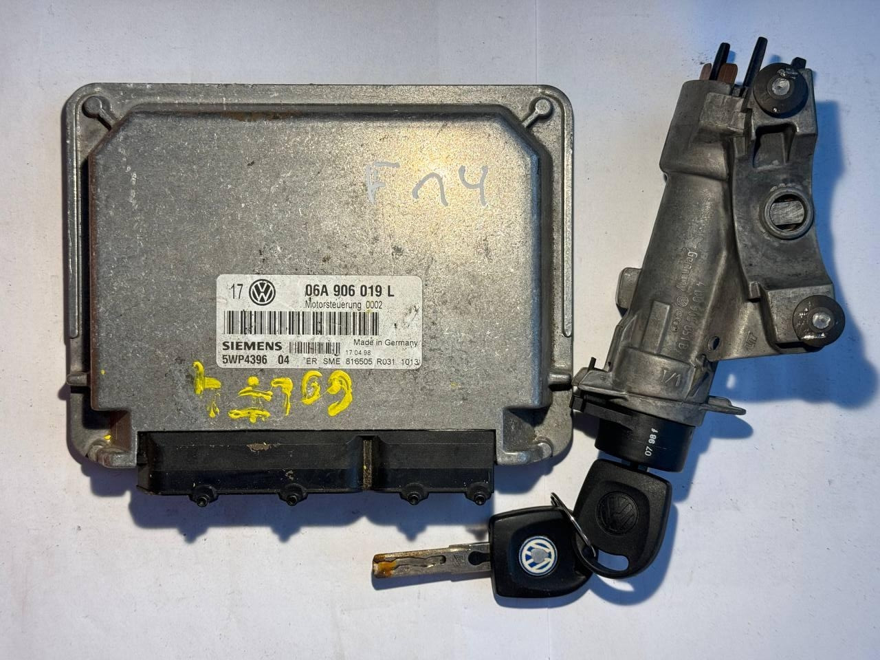 Комплект електронний блок керування Volkswagen Golf 4 Siemens 06A 906 019 L / 06A906019L / 5WP439604 + ключ 4B0905851B