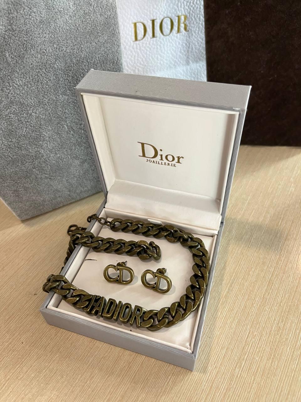 Сережки від Dior.