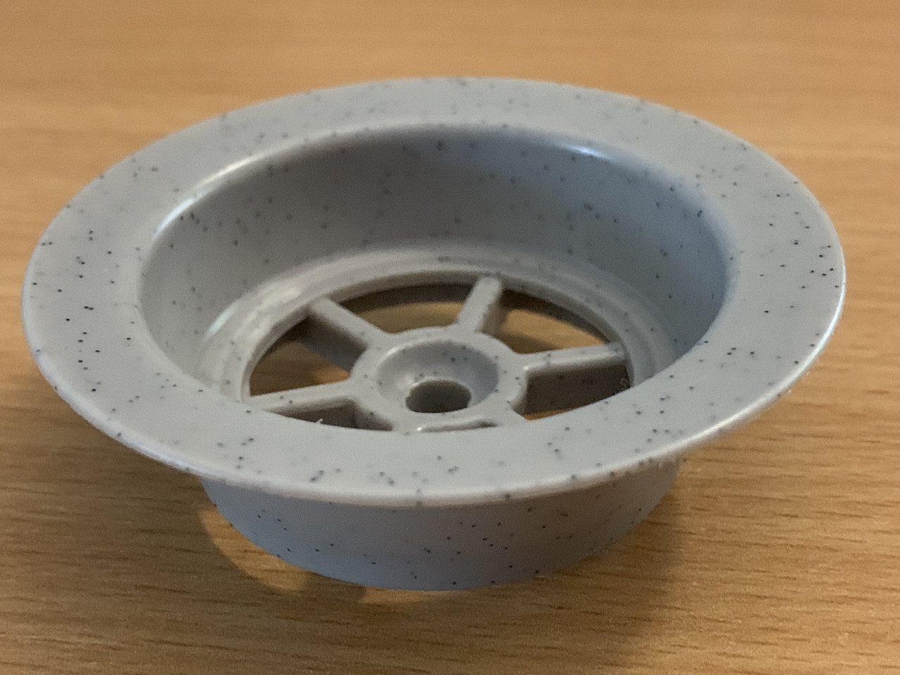 Сітка (корок, сміттєзбірник) Fisc Italiana в сірому  кольорі на сифон (діаметр 70 мм)