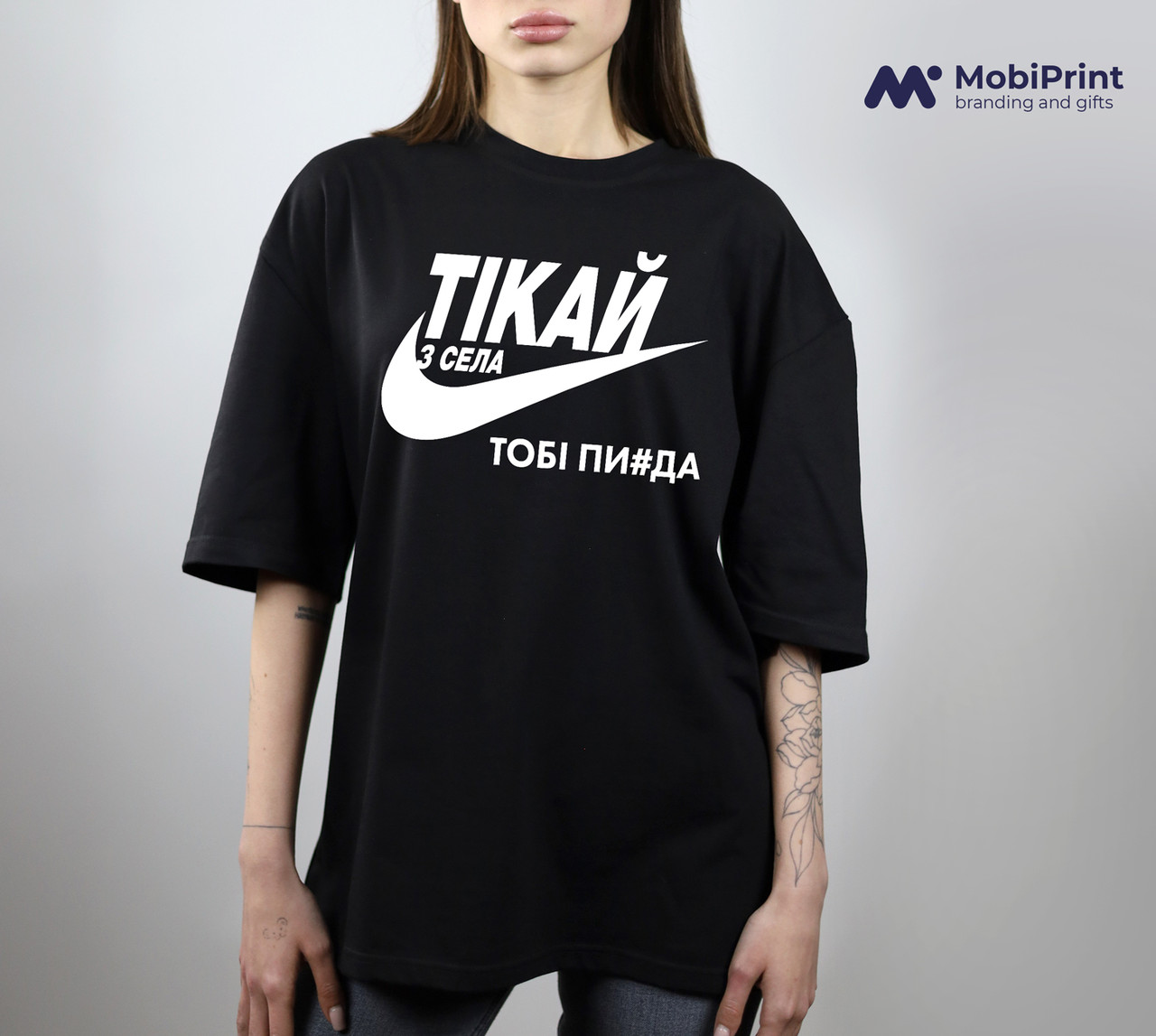 Футболка унісекс оверсайз з принтом Тікай (Пародія) чорна