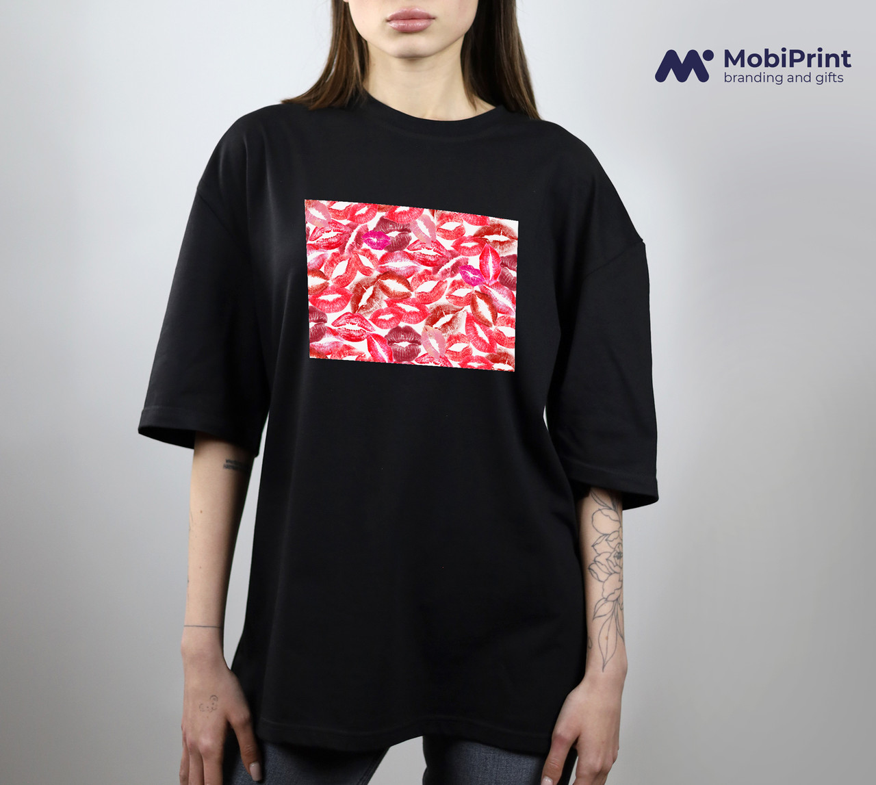 Футболка унісекс оверсайз з принтом Поцілунки чорна