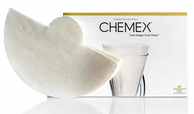 Що робить фільтри Chemex унікальними: Фільтри для Кемекса розроблені спеціально для цієї унікальної кавоварки, щоб забезпечити найкращу екстракцію. Вони набагато товщі від звичайних паперових фільтрів, що дає змогу ефективніше видаляти частинки меленої кави та утримувати масла, водночас не блокуючи проникнення води. Це допомагає домогтися максимального розкриття смакових відтінків і аромату кави.