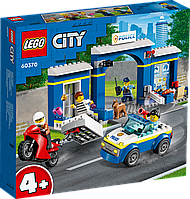 Конструктор LEGO City Переслідування на поліцейській дільниці 60370 ЛЕГО