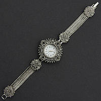 Женские часы круглые 35 мм кварцевые бижутерный сплав в серебристом цвете черные кристаллы длина 19 см