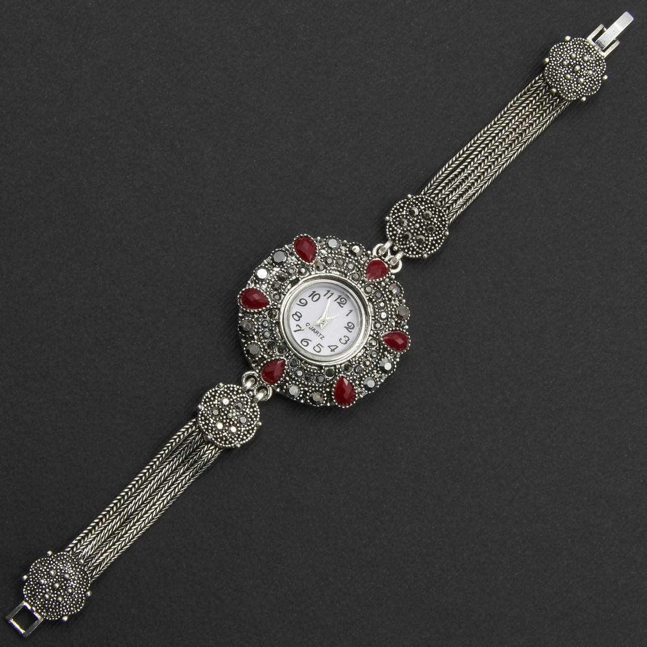 Женские часы круглые 35 мм кварцевые бижутерный сплав в серебристом цвете красно черные кристаллы длина 19 см - фото 1 - id-p2215275968