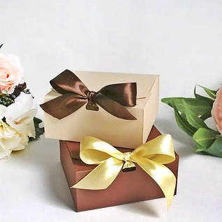 Коробки з різного картону на стрічці