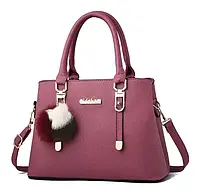 Модная женская сумка с брелоком черная, стильная женская сумка с меховым брелоком Розовый