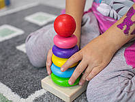 Піраміда дитяча різнобарвна 7 елементів 7х15 см іграшка з натурального дерева